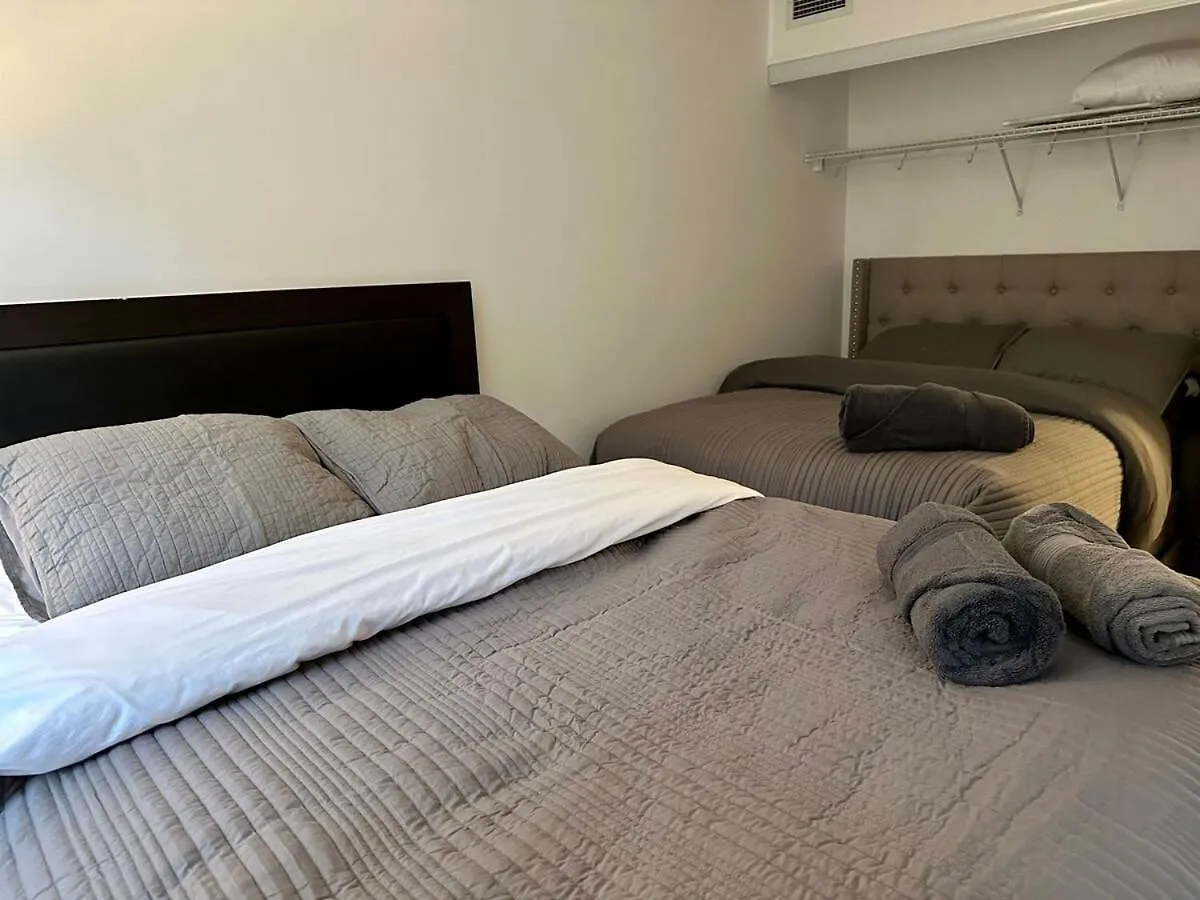 Comfy 1Bdrm Plus Den 3 Real Beds Toronto Apartment